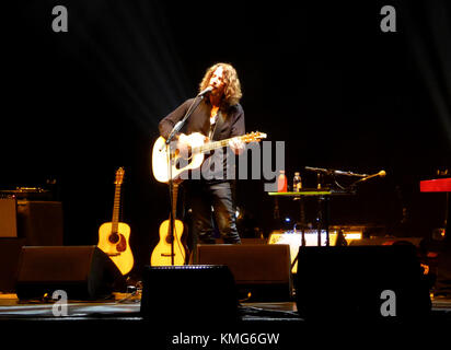 Musicien/chanteur Chris Cornell se produit en concert sur sa vérité supérieure acoustique World Tour au Teatro Théâtre Gran Rex le 15 décembre 2016 à Buenos Aires, Argentine. Photo de Barry King/Alamy Banque D'Images