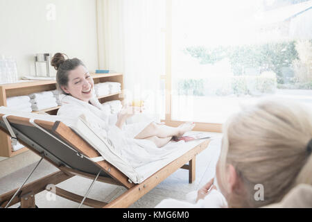 Les femmes en peignoir détente au spa avec boissons Banque D'Images