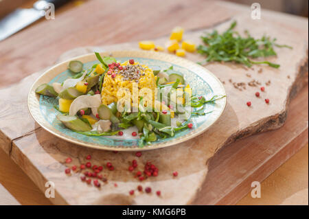 Plat de riz garnie on cutting board Banque D'Images