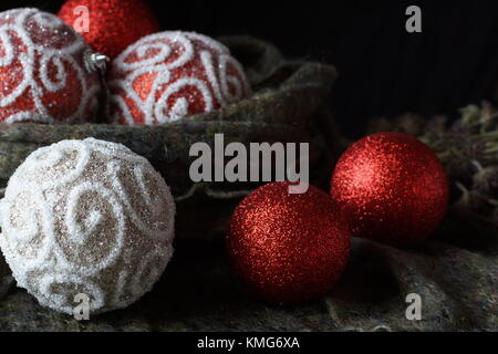 Décorations de Noël rouge et or. se concentrer sur une boule beige. Banque D'Images