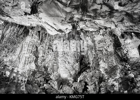 Photo noir et blanc de la Reed Flute Cave, résumé fond naturel, Guilin, Chine. Banque D'Images