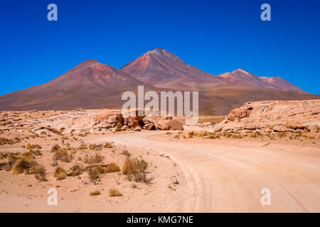 Plage de sable et gravier route du désert par le biais de la partie du sud de l'Altiplano, Bolivie Banque D'Images