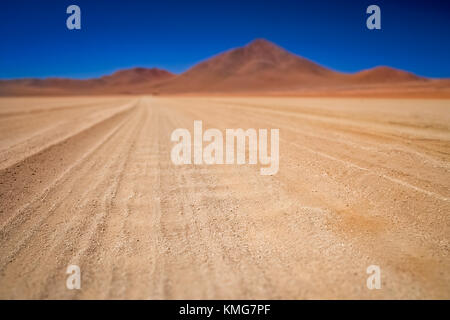 Le gravier et le carton ondulé route du désert par le biais de la partie du sud de l'Altiplano, Bolivie Banque D'Images