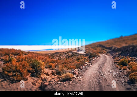 La route qui mène à la plus grande de lacs salés, Salar de Uyuni en Bolivie Banque D'Images