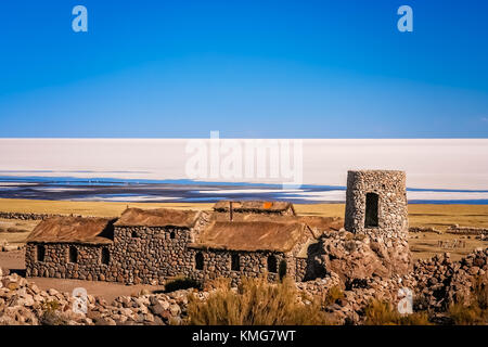 Vieux bâtiment abandonné primitif dans un petit village sur les rives du Salar de Uyuni en Bolivie Banque D'Images