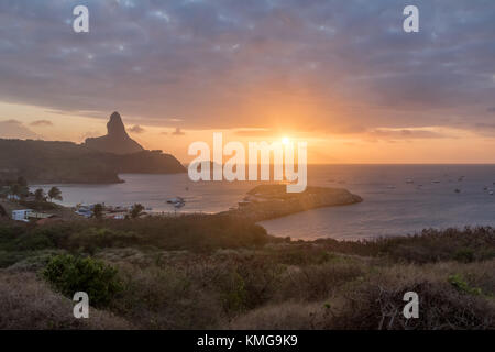 Vue du coucher de Fernando de Noronha avec Morro do Pico et port de Santo Antonio - Fernando de Noronha, Pernambouc, Brésil Banque D'Images