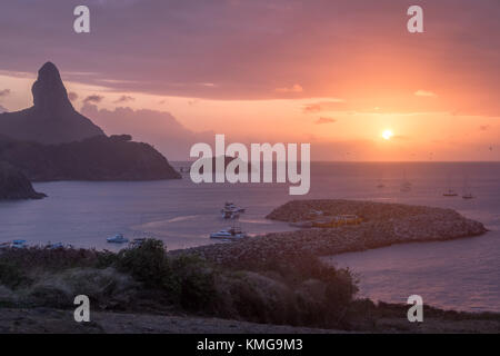 Vue du coucher de Fernando de Noronha avec Morro do Pico et port de Santo Antonio - Fernando de Noronha, Pernambouc, Brésil Banque D'Images