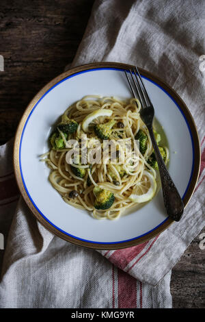 Le citron et le brocoli pâtes spaghetti Banque D'Images