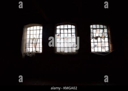 Les fenêtres d'une usine abandonnée Banque D'Images