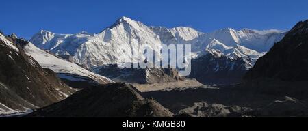 Vue depuis le mont Everest, gokyo, parc national du Népal. Le mont Cho oyu et glacier ngozumpa au printemps. Banque D'Images