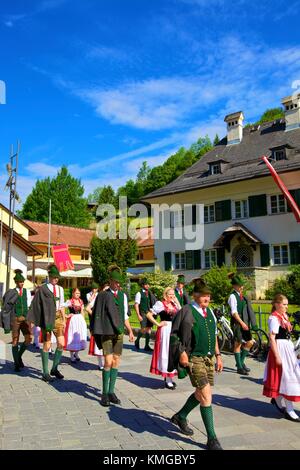 Les participants à la fête du Corpus Christi célébrations dans leurs vêtements traditionnels, Sankt-wolfgang, lac Wolfgangsee, Autriche, Europe, Banque D'Images