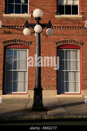 Le 5 décembre 2007 - TAMPA, FLORIDE - une rue typique de Ybor City Light est photographié devant une fabrique de cigares à Tampa's Ybor City National Hi Banque D'Images