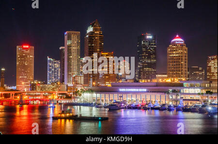 8 JANVIER 2017 : l'horizon de Tampa, en Floride, illuminé la nuit. Banque D'Images