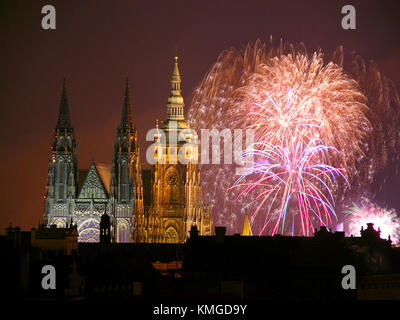 Prague, République tchèque - jan 1 - nouvelle année d'artifice au château de Prague avec la cathédrale St Vitus. le 1 janvier 2010 à Prague, République tchèque. Banque D'Images