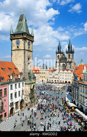 Prague, République tchèque - 05 mai 2013 : la place de la vieille ville, avec tour de ville et église de Tyne, protégée par l'UNESCO Banque D'Images