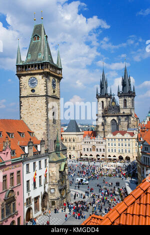 Prague, République tchèque - 05 mai 2013 : la place de la vieille ville, avec tour de ville et église de Tyne, protégée par l'UNESCO Banque D'Images