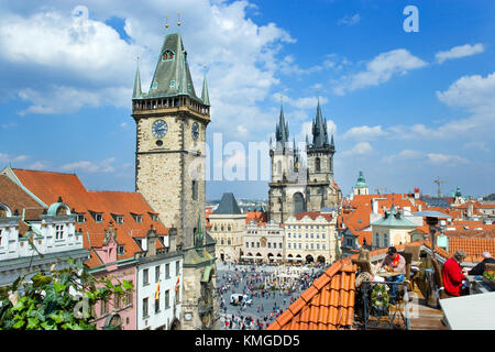 Prague, République tchèque - 05 mai 2013 : la place de la vieille ville, avec tour de ville et église de Tyne, protégée par l'UNESCO Banque D'Images