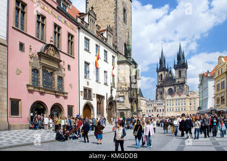 Prague, République tchèque - 05 mai 2013 : la place de la vieille ville, avec tour de ville et église de Tyne, protégée par l'UNESCO Banque D'Images