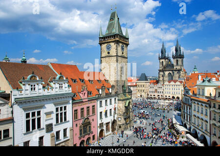 Prague, République tchèque - 05 mai 2013 : la place de la vieille ville, avec tour de ville et église de Tyne, protégée par l'UNESCO Banque D'Images