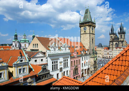 Prague, République tchèque - 05 mai 2013 : la place de la vieille ville, avec tour de ville et église de Tyne, protégée par l'UNESCO Banque D'Images