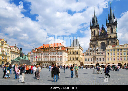 Prague, République tchèque - 05 mai 2013 : la place de la vieille ville, avec l'église de Tyne et kinski palace, protégé par l'UNESCO Banque D'Images