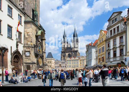 Prague, République tchèque - 05 mai 2013 : la place de la vieille ville, avec tour de ville et église de Tyne, protégée par l'UNESCO Banque D'Images