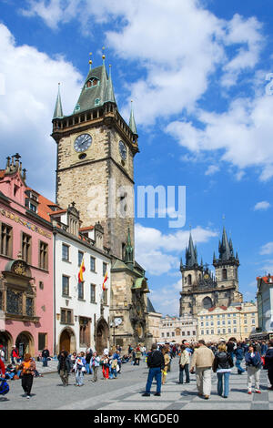 Prague, République tchèque - 05 mai 2013 : la place de la vieille ville, avec tour de ville et église de Tyne, protégée par l'UNESCO Banque D'Images