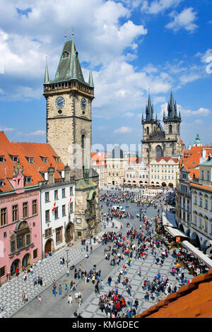 Prague, République tchèque - 05 mai 2013 : la place de la vieille ville, avec tour de ville et église de Tyne, protégée par l'UNESCO Banque D'Images