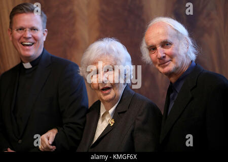 Cologne, Allemagne. 7 décembre 2017. Le collectionneur Renate Koenig (C) pose avec le fondateur du musée de Kolumba, Joachim Plotzke (R), et le vicaire général Dominik Meijing au musée de Kolumba à Cologne, Allemagne, 7 décembre 2017. Le musée d'art de Kolumba a reçu un don important - Koenig a remis sa collection personnelle de textes médiévaux. Le musée Kolumba est le musée d'art de l'archibisphorique Cologne. Crédit : Oliver Berg/dpa/Alay Live News Banque D'Images