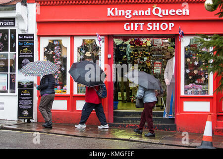 Windsor, Royaume-Uni, 7 décembre 2017. Les visiteurs du château de Windsor brave la pluie que storm caroline approches. Banque D'Images