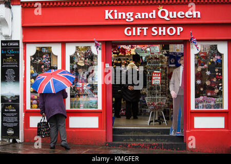 Windsor, Royaume-Uni, 7 décembre 2017. Les visiteurs du château de Windsor brave la pluie que storm caroline approches. Banque D'Images