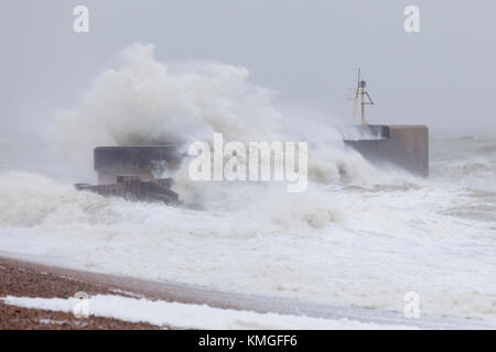 Hastings, East Sussex, UK. 7 Décembre, 2017. Les vents forts sont battues la ville côtière de Hastings ce matin avec pluies abondantes prévues tout au long de la journée. Des rafales de vent sont attendus jusqu'à 54 mph comme le fracas des vagues frapper le bras du port. Crédit photo : Paul Lawrenson /Alamy Live News Banque D'Images