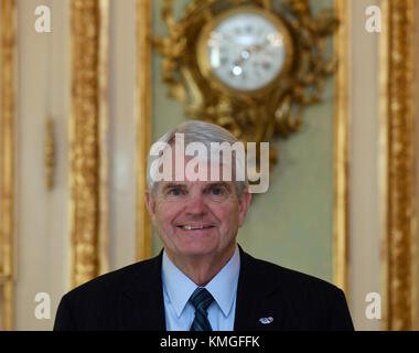 Prague, République tchèque. 07Th dec 2017. nouvel ambassadeur des États-Unis stephen b. le roi parle avec des journalistes à Prague, République tchèque, le 7 décembre 2017. crédit : Michal krumphanzl/ctk photo/Alamy live news Banque D'Images