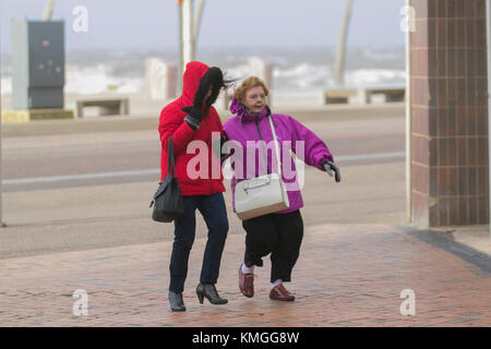 Blackpool, Lancashire. Météo britannique. 7 Décembre, 2017. Avertissements météo pour Storm Caroline Un voyant orange 'être préparé à l'avance, qui comprend des rafales de vent jusqu'à 90mph dans certains domaines, a été délivré pour l'ouest de l'Angleterre. Une mise à niveau 'jaune être conscient' attention a également été mis en place pour les parties du Fylde Coast. /AlamyLivedNews MediaWorldImages : crédit. Banque D'Images