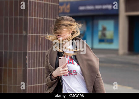 Blackpool, Lancashire. Météo britannique. 7 Décembre, 2017. Inese & Inga de Lettonie en ignorant les avertissements météo pour Storm Caroline Un voyant orange 'être préparé à l'avance, qui comprend des rafales de vent jusqu'à 90mph dans certains domaines, a été délivré pour l'ouest de l'Angleterre. Une mise à niveau 'jaune être conscient' attention a également été mis en place pour les parties du Fylde Coast. /AlamyLivedNews MediaWorldImages : crédit. Banque D'Images