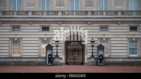 Buckingham Palace, London, UK. 7 Décembre, 2017. La Marine royale continuer comme imprimeur de la garde à Buckingham Palace et St James's Palace de Westminster sur une journée de décembre gris.. Credit : Malcolm Park/Alamy Live News. Banque D'Images