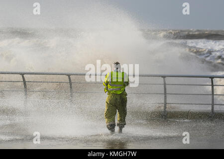 Blackpool, Lancashire. Météo britannique. 7 Décembre, 2017. Avertissements météo pour Storm Caroline Un voyant orange 'être préparé à l'avance, qui comprend des rafales de vent jusqu'à 90mph dans certains domaines, a été délivré pour l'ouest de l'Angleterre. Une mise à niveau 'jaune être conscient' attention a également été mis en place pour les parties du Fylde Coast. /AlamyLiveNews MediaWorldImages Crédit : Banque D'Images