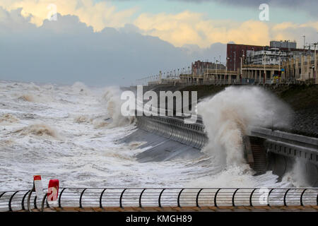 Blackpool, Lancashire. Météo britannique. 7 Décembre, 2017. Avertissements météo pour Storm Caroline Un voyant orange 'être préparé à l'avance, qui comprend des rafales de vent jusqu'à 90mph dans certains domaines, a été délivré pour l'ouest de l'Angleterre. Une mise à niveau 'jaune être conscient' attention a également été mis en place pour les parties du Fylde Coast. /AlamyLiveNews MediaWorldImages Crédit : Banque D'Images