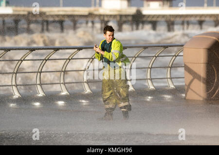 Caroline tempête, Blackpool, Lancashire, le 7 décembre 2017. Météo britannique. Caroline tempête frappe la station balnéaire de Blackpool, dans le Lancashire. Avec de fortes rafales de vent allant jusqu'à 90mph, l'observatoire national du Royaume-Uni a émis des avertissements de jaune pour la côte nord-ouest de l'Angleterre. Comme les approches de la marée haute, de grosses vagues sont attendus et des débris de plage seront jetés sur les routes côtières. Cernan Elias/Alamy Live News Banque D'Images