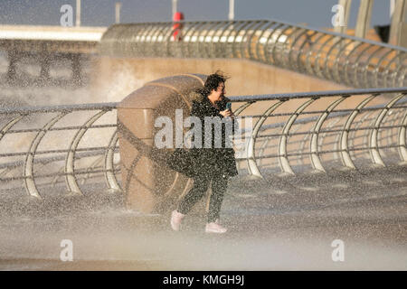 Caroline tempête, Blackpool, Lancashire, le 7 décembre 2017. Météo britannique. Caroline tempête frappe la station balnéaire de Blackpool, dans le Lancashire. Avec de fortes rafales de vent allant jusqu'à 90mph, l'observatoire national du Royaume-Uni a émis des avertissements de jaune pour la côte nord-ouest de l'Angleterre. Comme les approches de la marée haute, de grosses vagues sont attendus et des débris de plage seront jetés sur les routes côtières. Cernan Elias/Alamy Live News Banque D'Images