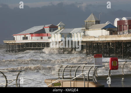 Blackpool, Royaume-Uni. 07Th Dec, 2017. L'accès à la plage est fermé en raison d'une marée haute à Blackpool, Lancashire,7 Décembre, 2017 (C)Barbara Cook/Alamy Live News Crédit : Barbara Cook/Alamy Live News Banque D'Images