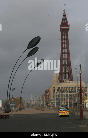 Blackpool, Royaume-Uni. 07Th Dec, 2017. Une voiture de police garée sur le front de mer mer augmentent pendant les tempêtes, Blackpool, Lancashire,7 Décembre, 2017 (C)Barbara Cook/Alamy Live News Crédit : Barbara Cook/Alamy Live News Banque D'Images