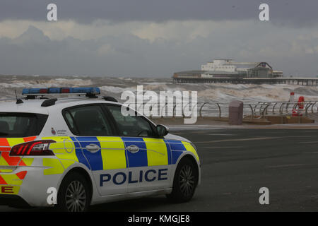 Blackpool, Royaume-Uni. 07Th Dec, 2017. Une voiture de police donne sur une mer de Blackpool, Lancashire,7 Décembre, 2017 (C)Barbara Cook/Alamy Live News Crédit : Barbara Cook/Alamy Live News Banque D'Images