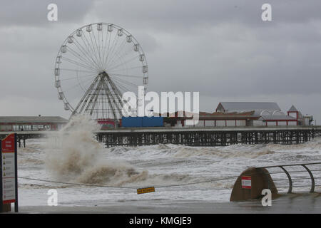 Blackpool, Royaume-Uni. 07Th Dec, 2017. Une mer avec une grande roue à l'arrière-plan, Blackpool, Lancashire,7 Décembre, 2017 (C)Barbara Cook/Alamy Live News Crédit : Barbara Cook/Alamy Live News Banque D'Images