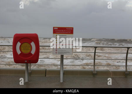 Blackpool, Royaume-Uni. 07Th Dec, 2017. Panneaux d'avertissement de la Garde côtière canadienne avec une mer, Blackpool, Lancashire,7 Décembre, 2017 (C)Barbara Cook/Alamy Live News Crédit : Barbara Cook/Alamy Live News Banque D'Images