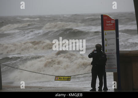 Blackpool, Royaume-Uni. 07Th Dec, 2017. Un homme s'approche de vagues pour prendre une photographie, Blackpool, Lancashire,7 Décembre, 2017 (C)Barbara Cook/Alamy Live News Crédit : Barbara Cook/Alamy Live News Banque D'Images