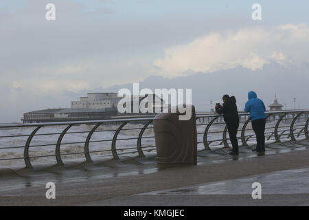 Blackpool, Royaume-Uni. 07Th Dec, 2017. Les jeunes hommes regardant la mer à Blackpool, Lancashire,7 Décembre, 2017 (C)Barbara Cook/Alamy Live News Crédit : Barbara Cook/Alamy Live News Banque D'Images