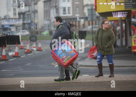 Blackpool, Royaume-Uni. 07Th Dec, 2017. Les visiteurs sur une route vide pendant un temps orageux à Blackpool, Lancashire,7 Décembre, 2017 (C)Barbara Cook/Alamy Live News Crédit : Barbara Cook/Alamy Live News Banque D'Images