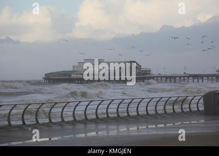 Blackpool, Royaume-Uni. 07Th Dec, 2017. Oiseaux voler au-dessus de la jetée pendant une tempête en Blackpool, Lancashire,7 Décembre, 2017 (C)Barbara Cook/Alamy Live News Crédit : Barbara Cook/Alamy Live News Banque D'Images