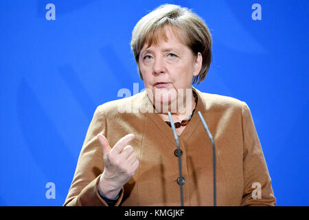 Berlin, Allemagne. 7 décembre 2017. La chancelière allemande Angela Merkel (CDU) prononce une déclaration lors de la conférence à Berlin, en Allemagne, le 7 décembre 2017. Crédit : Maurizio Gambarini/dpa/Alamy Live News Banque D'Images